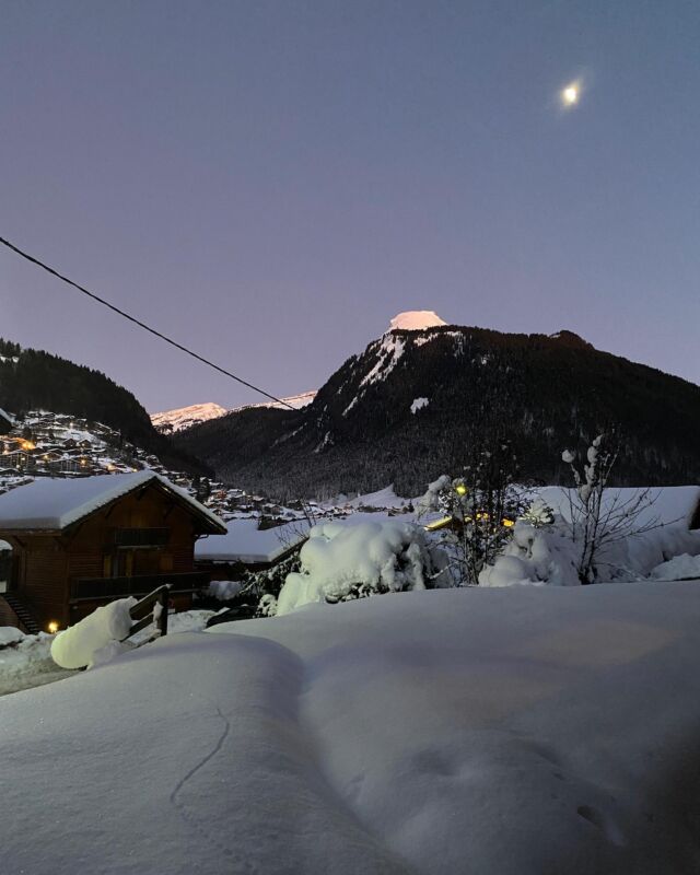 The stunning view from Blue Bird Lodge and Chalet Le Milan Noir this evening #wearewaitingforyou #mountainspaces #selfcateredchaletmorzine #lovemorzine