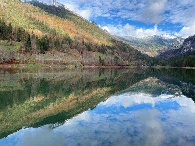 Lac de Montriond - picture perfect whatever the season 🍂 📷  #reflection #winteriscoming #selfcateredchalets #morzine #mountainspaces🍂❤️
