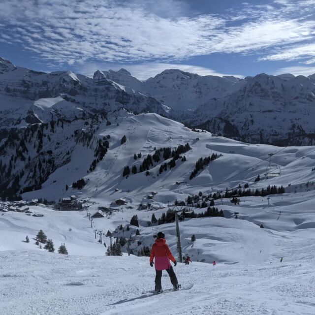 Quiet slopes over Les Crosets today ⛷️ Well worth a visit if you get the full PDS pass 🙂

#portesdusoleil #mountainspaces #selfcateredchalet #morzinechalet #skiholiday #blueskies #skiing
