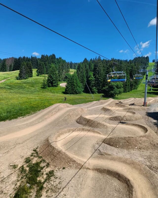 Only 2 more days until the pre-opening weekends start for Les Gets bike park 🚴

- Friday 24th May to Sunday 26th May
- Friday 31st May to Sunday 2nd June 
- Friday 7th June to Sunday 9th June 

And then the lifts will be open every day from Friday 14th June. 😃

@lesgetsbikepark @lesgetsofficiel

#lesgetsbikepark #vttmorzine #morzinesummer #selfcateredchalet #mountainspaces #adventureholiday #mountainholiday #summerinthealps #frenchalps #lesgets