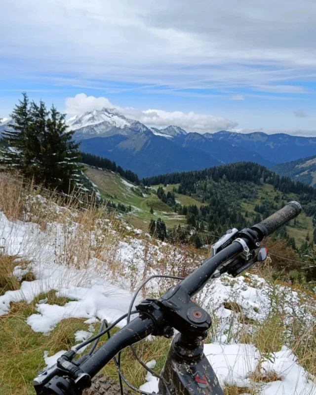 Today the bike lifts here in Morzine close for the summer and we patiently wait for Autumn to make an appearance 🍂 

#mountainbiking #twoseasonsforthepriceofone #morzine #portesdusoleil #mountainspaces #freshsnow #frenchalps