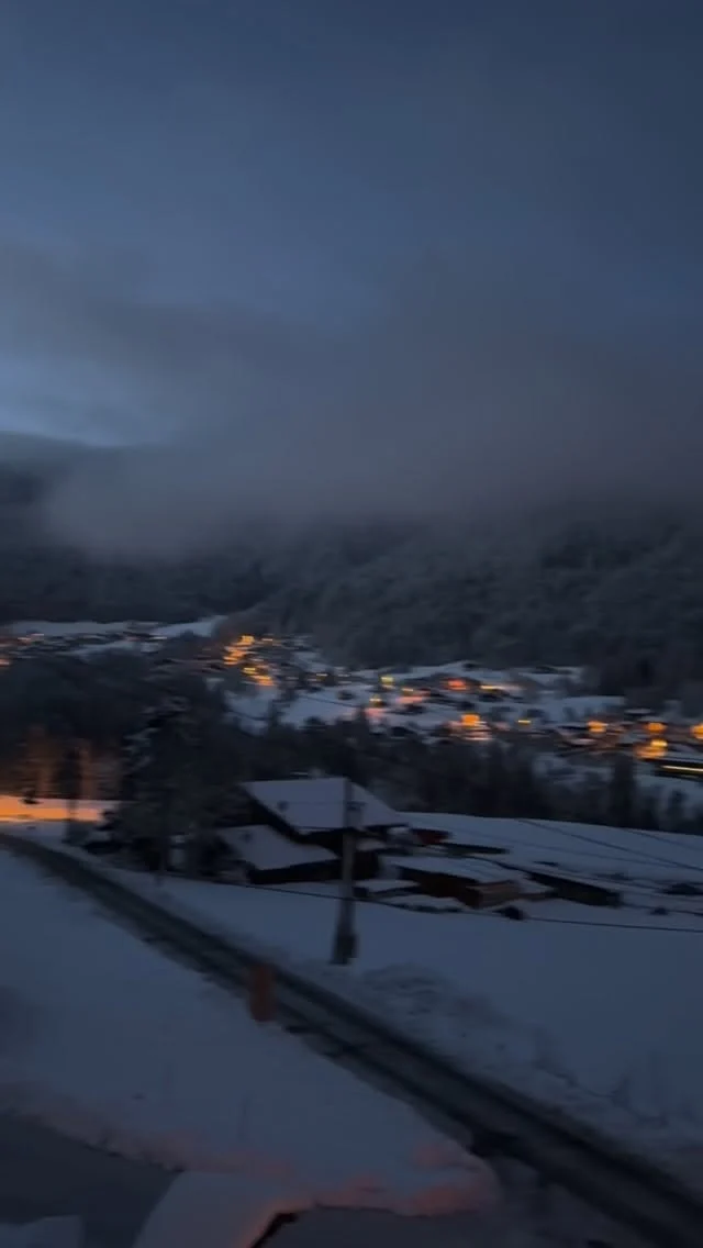 WHAT A MORNING - 27th NOV

Simply could not wait for the lifts to open at the weekend! Headed up to @lesgetsofficiel Mont Chery with @mintsnowboarding for couple of split board laps. Not going to lie, it wasn’t terrible. 

A ridiculous amount of powder in the @portesdusoleil and the sun came out! Just look at those views. Roll on opening weekend in @avoriaz1800_officiel 

#mountainspaces #selfcateredchalet #mintsnowboarding #portesdusoleil #mountainholiday #chaletlemilannoir #bluebirdlodge